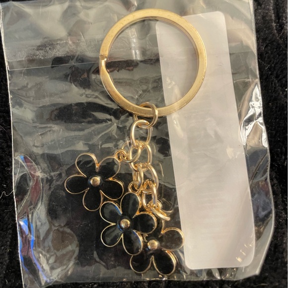 DELICATE + DAINTY | Black Flower Bag Charm | Keychain (Brand New!) ✨ - Picture 3 of 5